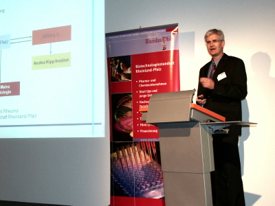 Prof. Dr. Andreas Schwarting stellt „Adapthera“ vor – das Landesleitprojekt Rheuma der Initiative Gesundheitswirtschaft Rheinland-Pfalz.